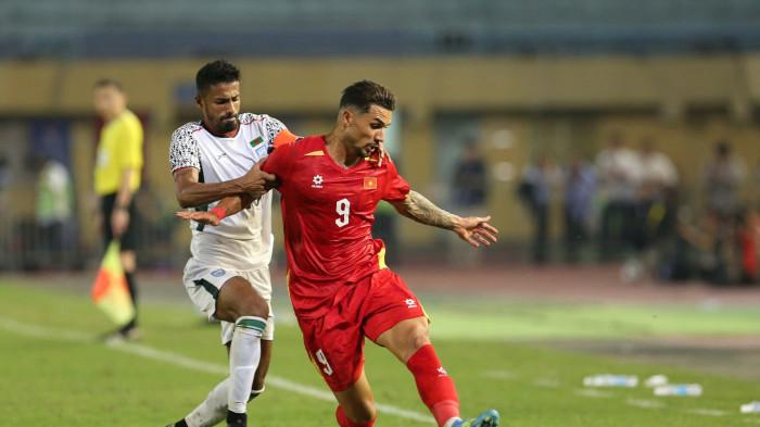 BERDUEL - Aksi pemain naturalisasi baru Vietnam, Do Hoang Hen alias Hendrio Araujo da Silva (kanan) dalam pertandingan uji coba menghadapi Bangladesh, pada Kamis (27/3/2026) malam WIB. Vietnam berhasil menang telak 3-0.