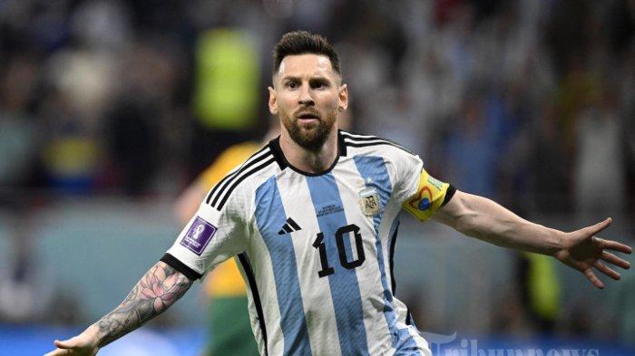SELEBRASI LIONEL MESSI - Penyerang Argentina Lionel Messi selebrasi setelah ia mencetak gol pertama timnya selama pertandingan sepak bola babak 16 besar Piala Dunia Qatar 2022 antara Argentina dan Australia di Stadion Ahmad Bin Ali di Al-Rayyan, barat Doha pada 3 Desember 2022. (Alfredo ETRELLA/AFP)