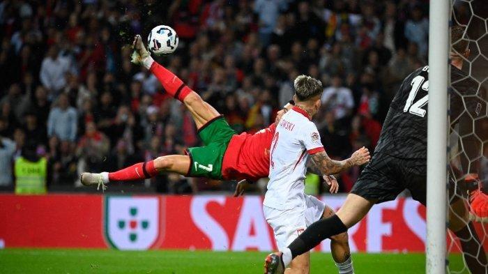 Penyerang Portugal Cristiano Ronaldo, mencetak gol kelima mereka selama pertandingan UEFA Nations League, Liga A Grup 1 antara Portugal vs Polandia di Stadion Dragao di Porto, pada Sabtu, 16 November 2024. Rekap hasil pertandingan UEFA Nations League 2024/2025 tadi malam, di mana Cristiano Ronaldo berhasil mencetak gol ke-135 lewat tendangan salto. (Foto oleh Miguel RIOPA / AFP)