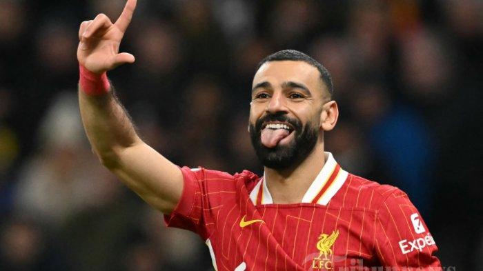 LIVERPOOL MENANG TELAK - Striker Liverpool asal Mesir # 11 Mohamed Salah merayakan setelah mencetak gol keempat mereka selama pertandingan sepak bola Liga Premier Inggris antara Tottenham Hotspur dan Liverpool di Stadion Tottenham Hotspur di London, pada 22 Desember 2024. (Photo by Glyn KIRK / AFP)
