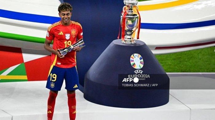 Daftar Pemain Muda Terbaik Euro Sepanjang Sejarah: Lamine Yamal Lanjutkan Tradisi - Lamine Yamal meraih penghargaan pemain muda terbaik setelah final UEFA Euro 2024 antara Spanyol dan Inggris di Olympiastadion di Berlin pada tanggal 14 Juli 2024. (Foto oleh Tobias SCHWARZ / AFP)