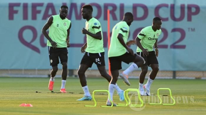 Bek Senegal Youssouf Sabaly (Kiri), gelandang Mamadou Loum Ndiaye (Kiri ke-2) dan gelandang Nampalys Mendy mengikuti sesi latihan di kamp latihan tim di Doha pada 16 November 2022.