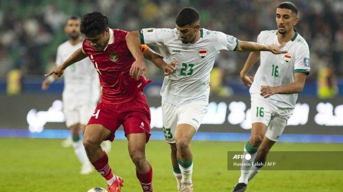 Bek Indonesia #14 Asnawi Mangkualam ditandai oleh bek Irak #23 Merchas Doski pada pertandingan sepak bola kualifikasi AFC Piala Dunia FIFA 2026 antara Irak dan Indonesia di Stadion Internasional Basra pada 16 November 2023.