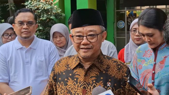 DEEP LEARNING Menteri Pendidikan Dasar dan Menengah, Abdul Mu’ti, saat meninjau MPLS di SMAN 39 Jakarta Timur, Rabu (16/7/2025).