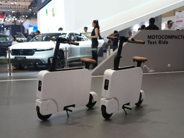 Honda Motocompacto, e-skuter yang bida dilipat dan ditenteng kemana-mana