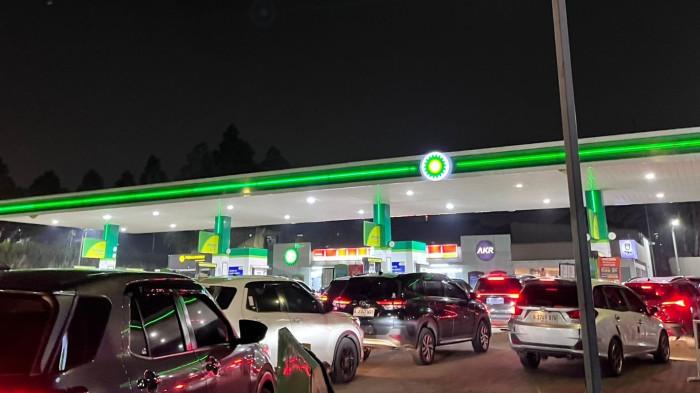 PANIC BUYING BBM - Antrean kendaraan di SPBU British Petroleum (BP) Bintaro meluber hingga ke badan jalan utama di Jalan Boulevard Bintaro Raya, menciptakan pemandangan kontras di tengah hiruk-pikuk kota, Selasa (31/3/2026) malam. Meski pemerintah telah memberikan sinyal pembatalan kenaikan harga BBM, 'hantu' ketidakpastian kadung menyebar, memicu gelombang warga untuk memenuhi tangki kendaraan mereka, penanda bentuk panic buying.