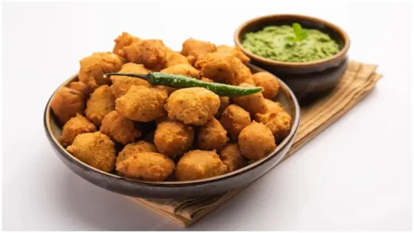 Masoor dal pakode served with green chutney