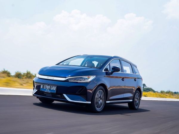 Mobil listrik BYD M6 Superior