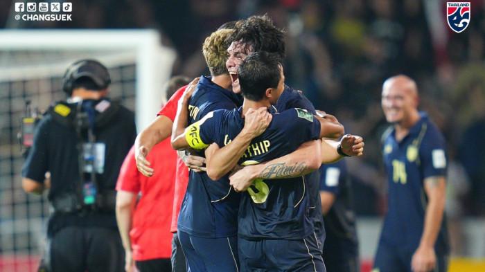 SELEBRASI - Para pemain Thailand merayakan bersama setelah mengalahkan Turkmenistan 2-1 pada laga pamungkas Grup D Kualifikasi Piala Asia 2027, Selasa (31/3/2026) malam WIB. Thailand dipastikan lolos ke putaran final Piala Asia 2027 dengan status juara Grup D.