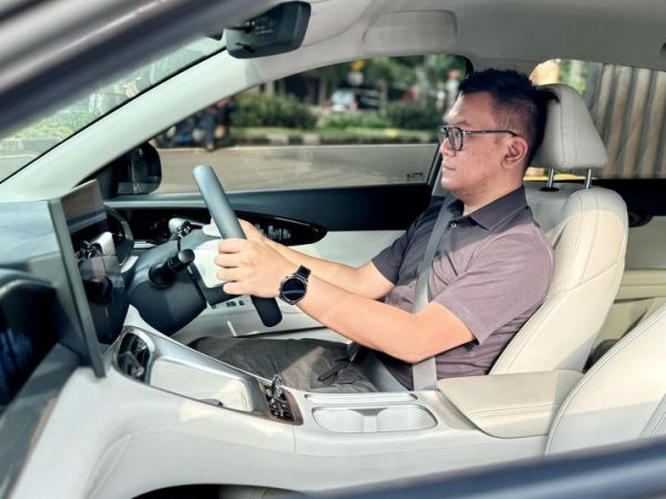 Posisi mengemudi Geely EX2 ergonomis