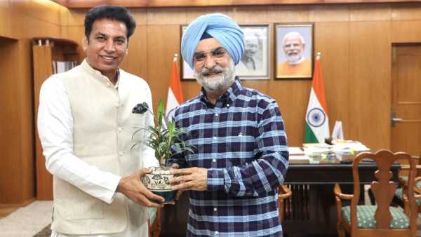 Devendra Yadav met LG Sandhu, discussed the development and problems of Delhi