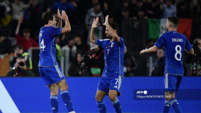 Penyerang Italia #14 Federico Chiesa merayakan bersama rekan satu timnya setelah mencetak gol ketiga tim selama pertandingan sepak bola Grup C kualifikasi UEFA Euro 2024 antara Italia dan Makedonia Utara di Stadion Olimpiade di Roma pada 17 November 2023.