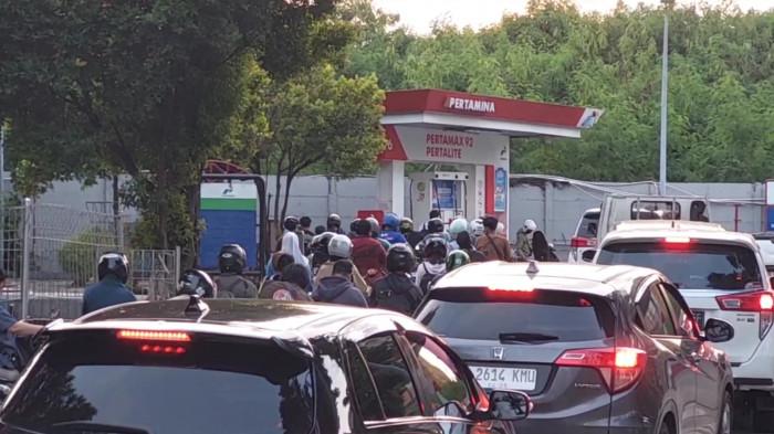 ANTREAN SPBU BENYAMIN - Meski pemerintah sudah memastikan tidak akan menaikkan harga bahan bakar minyak (BBM) bersubsidi maupun non-subsidi, masyarakat tetap memadati SPBU. Para pengendara rela mengantre panjang untuk menghindari isu kenaikan harga BBM pada 1 April 2026, salah satunya di Jalan Benyamin Sueb, Pademangan, Jakarta Utara, Selasa (31/3/2026). (TRIBUNJAKARTA.COM/GERALD LEONARDO AGUSTINO).
