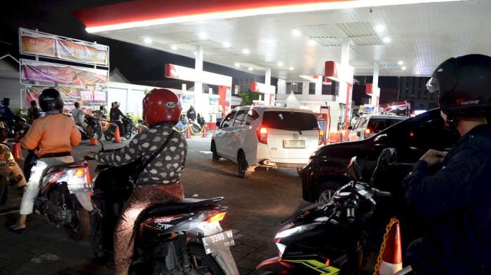 KENAIKAN BBM - antrean panjang di SPBU Jalan Raya Jemursari Surabaya, Selasa (31/32026) malam