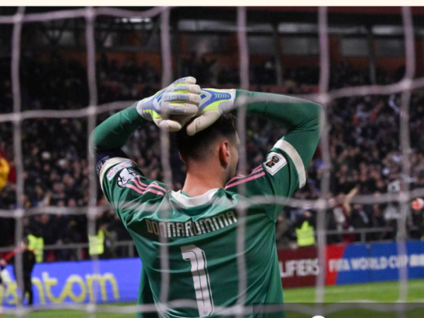 Reaksi kiper timnas Italia, Gianluigi Donnarumma, setelah dikalahkan Bosnia-Herzegovina via adu penalti dan gagal lolos ke Piala Dunia 2026.