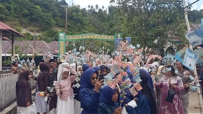 TRADISI SARO-SARO - Para tamu undangan membawa uang ke lokasi acara Saro-saro di pernikahan Yudda (pria) dan Yuni (wanita) di Desa Busua, Kecamatan Kayoa Barat, Halmahera Selatan, Maluku Utara, Sabtu (28/3/2026).