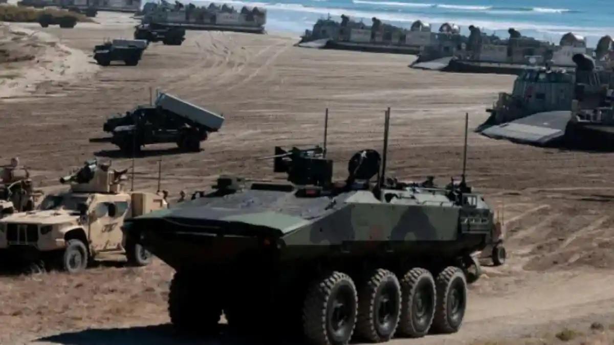 PERANG IRAN - Proses pendaratan pasukan amfibi Amerika Serikat (AS) berikut sejumlah kendaraan lapis baja dan kendaraan tempur lainnya. AS kemungkinanan akan melancarkan invasi masuk ke dalam Iran, namun jalur diplomasi masih menjadi cara utama dalam perang yang sedang berlangsung.