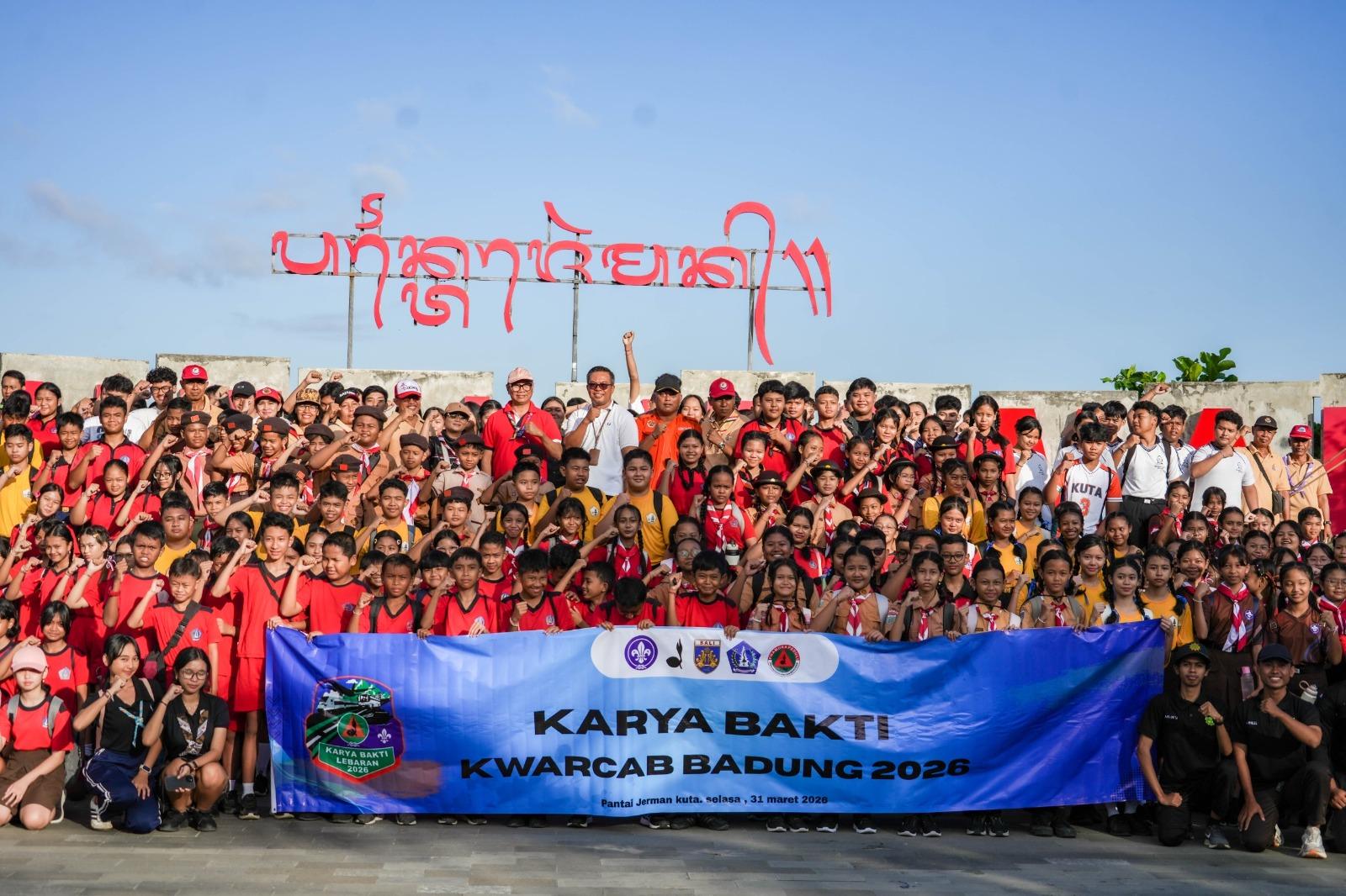 Foto bersama pramuka Badung dengan DLHK serangkaian karya bakti dengan melakukan kegiatan bersih pantai pada Selasa 31 Maret 2026. Gerakan Pramuka Kwarcab Badung Gandeng DLHK, Bersihkan Pantai Jerman Kuta Sekaligus Sosialisasi PSBS