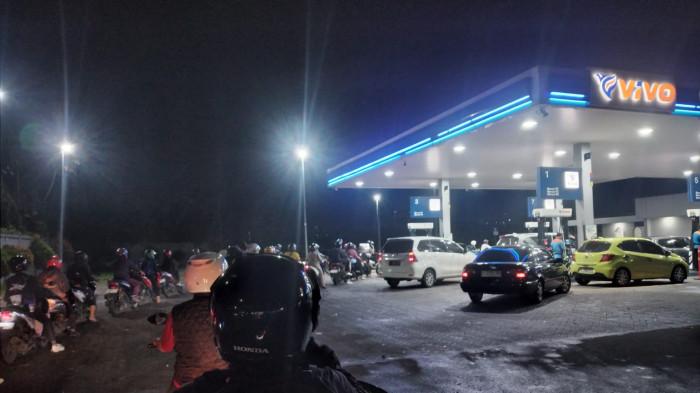 ISU BBM NAIK: Antrean sepeda motor mengular di dua SPBU kawasan Jalan Ahmad Yani, Sempur, Kecamatan Bogor Tengah, Kota Bogor, Jawa Barat, Selasa (31/3/2026). 