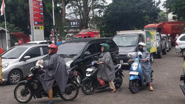 ISU BBM NAIK - Antrean kendaraan di SPBU Pajajaran, Kota Bogor mengular hingga meluber ke jalan raya di tengah isu BBM naik, Selasa (31/3/2026) sore.