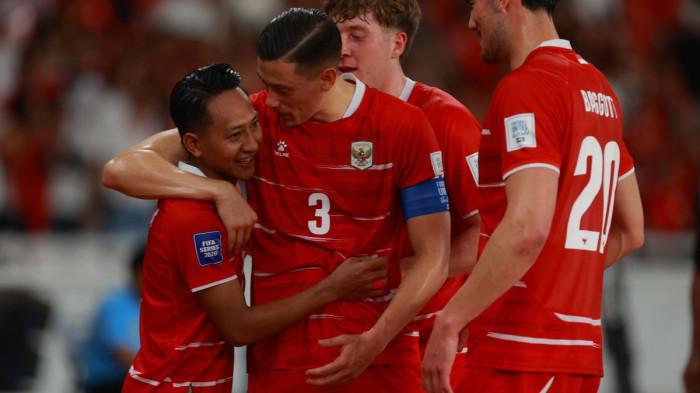 Sejumlah pemain timnas Indonesia berselebrasi setelah Beckham Putra mencetak gol ke gawang Saint Kitts and Nevis pada laga FIFA Series 2026 di Stadion Gelora Bung Karno, Jakarta, Jumat (27/3/2026). Indonesia menang 4-0 atas Saint Kitts and Nevis.(KOMPAS.com/ANTONIUS ADITYA MAHENDRA)