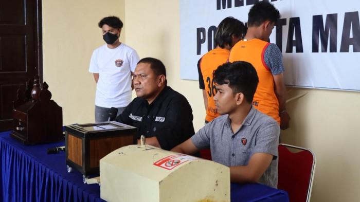 JUMPA PERS KASUS PENCURIAN - Kasi Humas Polresta Mamuju, Iptu Herman Basir memberi keterangan pers kepada wartawan terkait kasus pencurian kotak amal masjid di Ruang Media Center Polresta Mamuju, Selasa (31/3/2026).