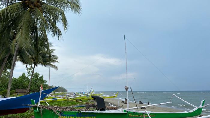 Sejumlah perahu nelayan terparkir di pesisir pantai Desa Kombiling, Kecamatan Pangale, Kabupaten Mamuju Tengah, Sulawesi Barat saat langit terlihat mendung. Kondisi cuaca berawan tersebut mencerminkan potensi hujan yang diprakirakan terjadi di sejumlah wilayah Sulbar berdasarkan prakiraan cuaca dari BMKG.