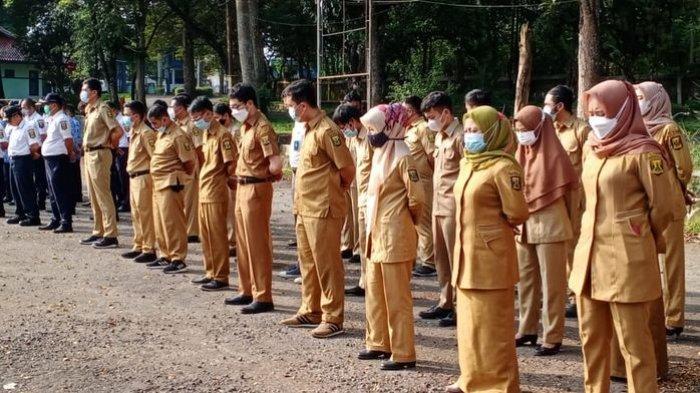 Foto aparatur sipil negara (ASN) di Kabupaten Sukabumi, Jabar setelah libur momen Lebaran, Senin (17/5/2021).