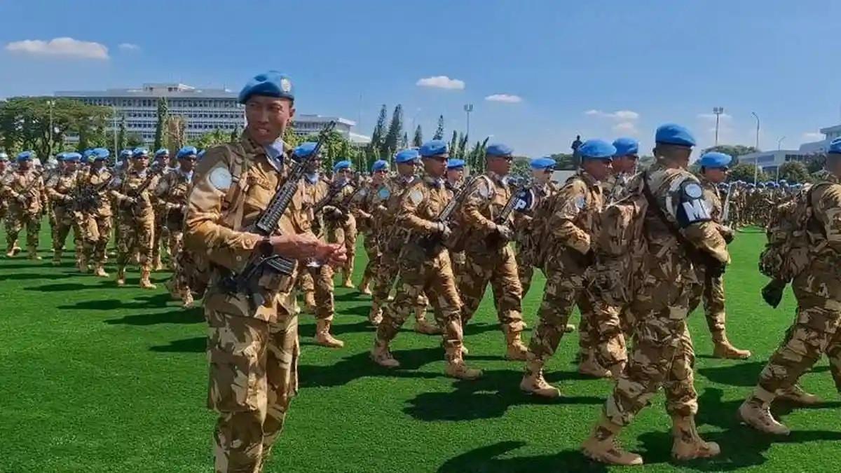 PRAJURIT TNI GUGUR - Seorang prajurit TNI yang tengah menjalankan misi pemeliharaan perdamaian dari PBB UNIFIL di Lebanon, gugur. Sementara itu tiga prajurit lainnya mengalami luka-luka. Foto Mabes TNI menggelar upacara penyambutan sebanyak 1.087 personel Satgas Kontingen Garuda TNI UNIFIL atau pasukan perdamaian TNI Tahun Anggaran 2024 yang pulang tugas dari Lebanon di Lapangan PRIMA Mabes TNI Cilangkap Jakarta pada Kamis (24/4/2025).