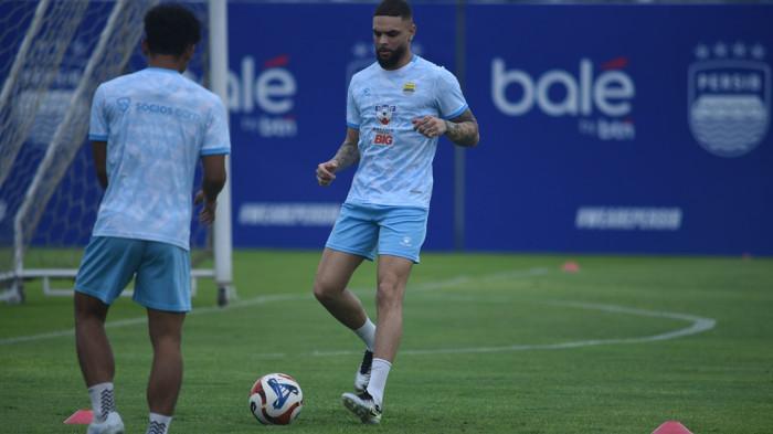 LATIHAN PERDANA - Pemain anyar Persib Bandung, Layvin Kurzawa saat berlatih pertama kali di lapangan pendamping Stadion GBLA, Rabu (28/1/2026). (Persib.co.id)
