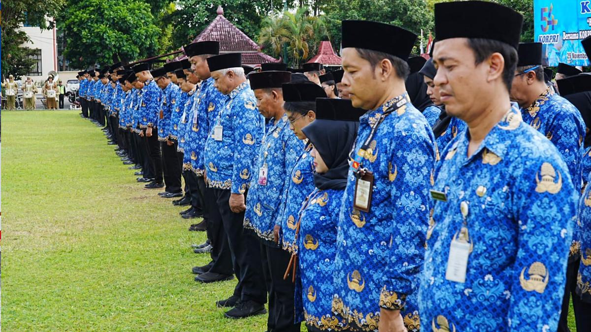 HUT ke–54 KORPRI - ASN dari berbagai instansi pemerintah di Kabupaten Klaten ikuti Upacara HUT ke–54 Korps Pegawai Republik Indonesia (KORPRI) di Halaman Pendopo Pemkab Klaten, Senin (1/12/2025).