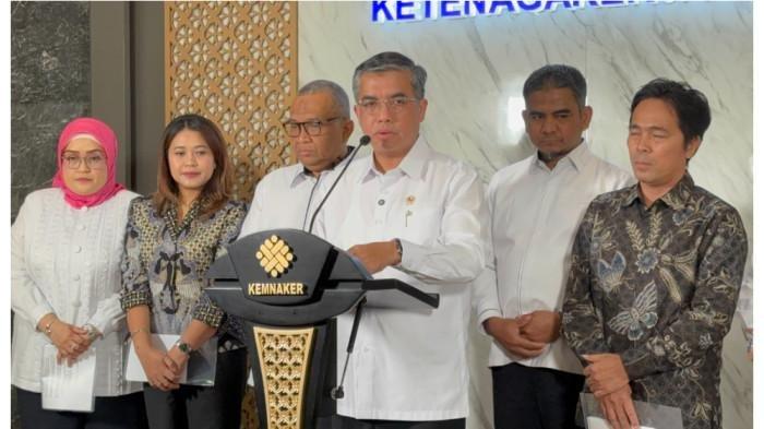 Menteri Ketenagakerjaan Yassierli saat mengumumkan surat edaran bekerja dari rumah (WFH) untuk karyawan swasta, BUMN dan BUMD di kantornya di Jakarta, Rabu (1/4/2026). 