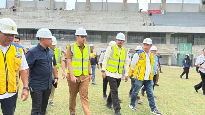 STADION TELADAN - Gubernur Sumut Bobby Nasution bersama Wali Kota Medan Rico Waas  saat meninjau renovasi  Stadion Teladan, Selasa (31/3/2026). Dalam tinjauan itu, Bobby menyentil pihak kontraktor karena renovasi  tak kunjung  rampung.