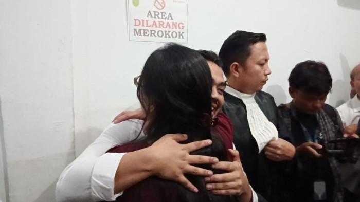 Momen videografer Amsal Sitepu tampak begitu terharu berpelukan dengan istrinya, Lovia Sianipar, usai divonis bebas di Pegadilan Negeri Medan, Rabu (1/4/2026). Usai bebas, ia akan pulang ke Tanah Karo, karena rindu berkumpul keluarga, dan masakan istrinya.