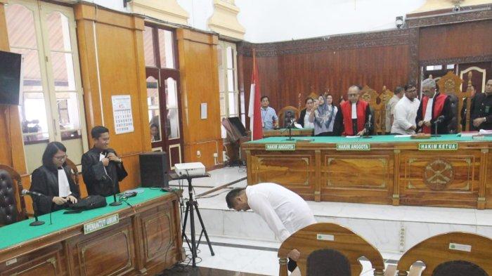 SIDANG PUTUSAN AMSAL SITEPU- Terdakwa Amsal Sitepu mengikuti sidang putusan perkara dugaan korupsi pengerjaan video profil desa, di Pengadilan Tipikor pada Pengadilan Negeri Medan, Rabu (1/4/2026). Majelis hakim memvonis bebas kepada terdakwa Amsal Sitepu.