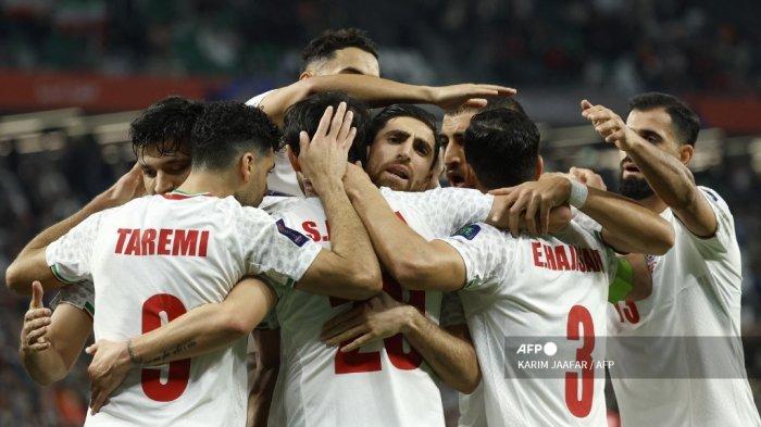 Para pemain Iran merayakan dengan penyerang mereka #20 Sardar Azmoun setelah ia mencetak gol keempat mereka dalam pertandingan sepak bola Grup C Piala Asia AFC Qatar 2023 antara Iran vs Palestina di Stadion Kota Pendidikan di Al-Rayyan, sebelah barat Doha pada 14 Januari 2024.
