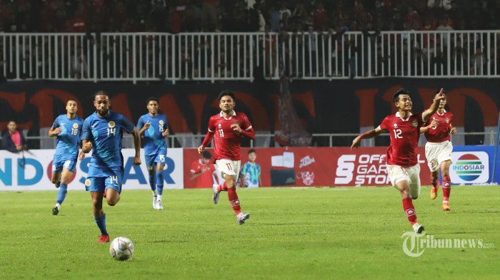 Pemain Timnas Curacao Kenji Joel Gorre mengejar bola pada pertandingan Leg II di Stadion Pakansari, Bogor, Jawa Barat, Selasa (27/9/2022). Hingga pluit terakhir Indonesia unggul 2-1 dari Curacao. Tribunnews/Jeprima