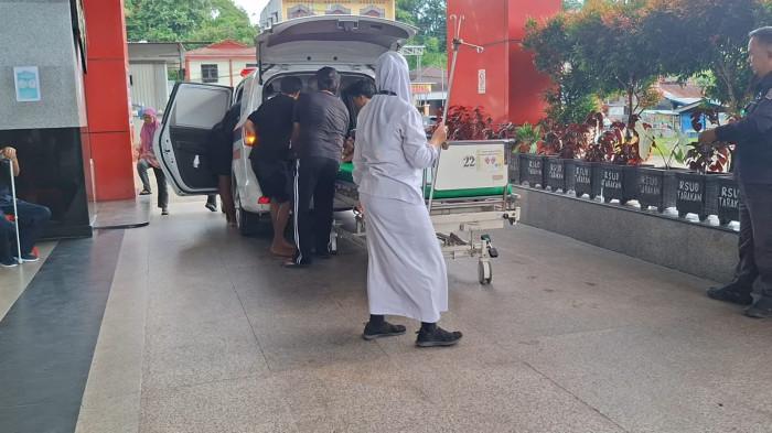 UGD RSUD JUSUF SK- Mobil ambulans Call Center 112 Pemkot Tarakan tiba di UGD RSUD dr.H.Jusuf SK. Tampak korban langsung diturunkan dan dibawa ke ruang penanganan, Rabu (1/4/2026).