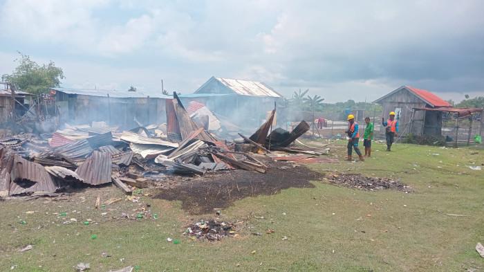 RUMAH HANGUS TERBAKAR- Kebakaran dilaporkan terjadi di perbatasan RT 9 Kampung Satu dan RT 14 Pantai Amal, Rabu (1/4/2026) pagi tadi. Tiga korban dilaporkan alami luka bakar dan dilarikan ke RSUD dr.Jusuf SK. DOKUMENTASI MUHAMMAD ARSYAD
