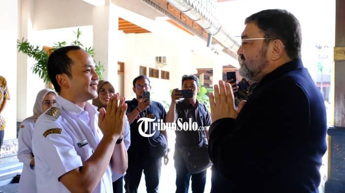 BERDIALOG. Dubes Iran untuk Indonesia H.E. Mr. Mohammad Boroujerdi mengunjungi Wali Kota Solo Respati Ardi di kantornya, Rabu (1/4/2026). Kedatangannya untuk berkampanye gerakan menolak perang.