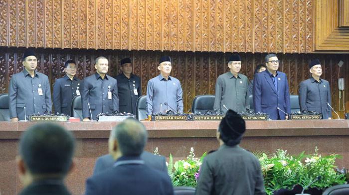 RAPAT PARIPURNA - Pimpinan DPRD Jawa Tengah dalam rapat paripurna