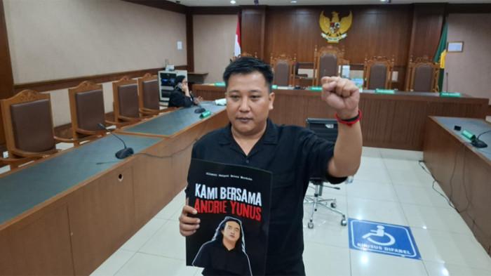 SIDANG DEMO AGUSTUS - Terdakwa Wawan Hermawan, jelang sidang vonis kasus dugaan penghasutan aksi demonstrasi pada Agustus 2025, di Pengadilan Negeri Jakarta Pusat, Rabu (1/4/2026).