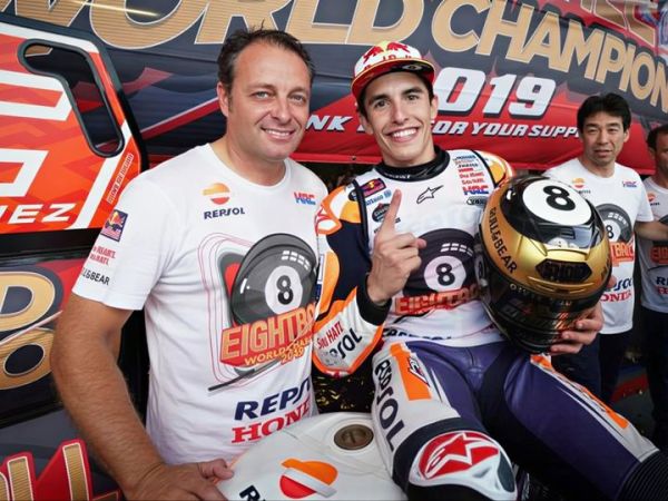 Marc Marquez bersama Emilio Alzamora dalam perayaan juara MotoGP musim 2019 setelah balapan di Sirkuit Buriram, Thailand, 6 Oktober 2019.