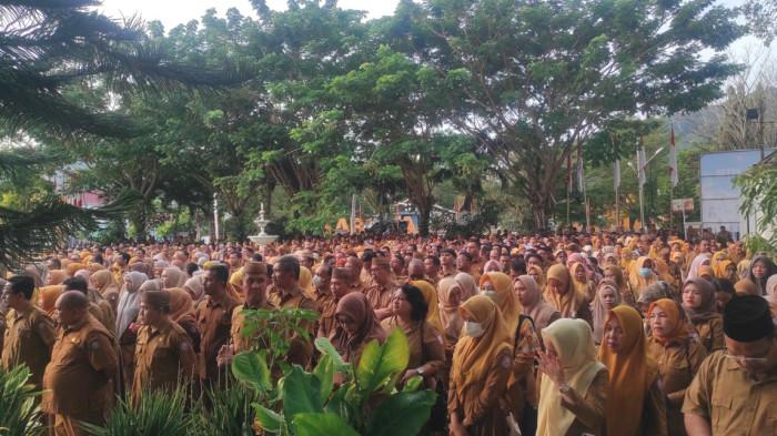 APEL PERDANA -- Aparatur Sipil Negara (ASN) Pemprov Gorontalo saat apel perdana di halaman Rudis Gubernur Gorontalo.