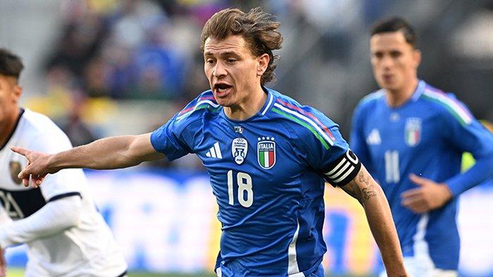 BIANG KEROK - Aksi Nicolo Barella saat memimpin Timnas Italia pada laga persahabatan kontra Ekuador di Red Bull Arena, Amerika Serikat, Senin (25/3/2024). Gelandang Inter Milan ini menjadi biang kerok gagalnya Timnas Italia lolos ke Piala Dunia 2026 seusai dikalahkan Bosnia Herzegovina, Rabu (1/4/2026).
