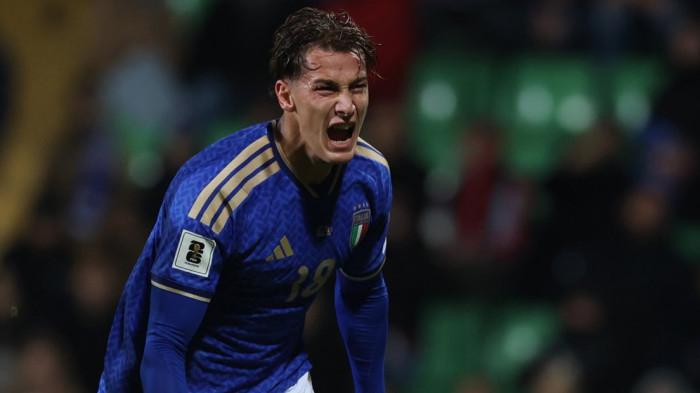 KAMBING HITAM - Selebrasi Pio Esposito ketika mencetak gol untuk Timnas Italia di Kualifikasi Piala Dunia 2026 beberapa waktu lalu. Penyerang muda ini menjadi kambing hitam kegagalan Timnas Italia lolos ke Piala Dunia seusai dikalahkan Bosnia Herzegovina, Rabu (1/4/2026).