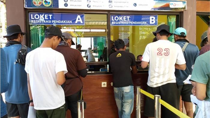 PENDAKI RINJANI - Pendaki antre melakukan registrasi di kantor resor Balai TNGR Sembalun, Lombok Timur, pada Rabu (1/4/2026).
