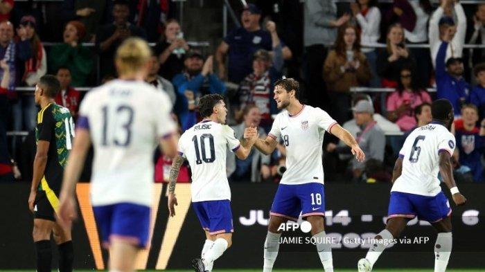 Christian Pulisic #10 dan Tanner Tessmann #18 dari Amerika Serikat merayakan gol dalam pertandingan perempat final Liga Bangsa-Bangsa Concacaf 2024 melawan Jamaika di Citypark pada 18 November 2024 di St Louis, Missouri. Jamie Squire/Getty Images/AFP