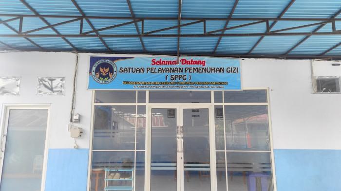 MBG GORONTALO -- SPPG di Desa Tuladenggi, Kecamatan Telaga Biru, Kabupaten Gorontalo, ditutup sementara usai dugaan kasus keracunan yang dialami seorang balita, Rabu (18/3/2026).