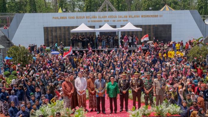 Sapa Aruh Sri Sultan HB X pada acara Jogja Nyawiji ing Pesta Demokrasi di Monjali pada 28 Oktober 2023